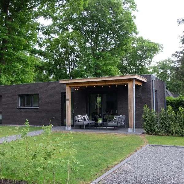 The White Oak - Luxe 4 persoons bungalow met prive sauna，位于福尔特赫伊曾的酒店