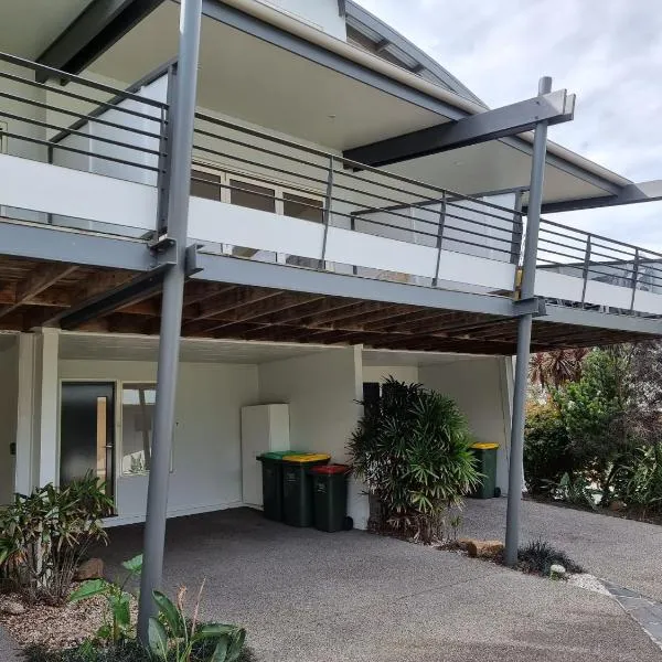 Beatons Beach Front Studio Inverloch，位于因沃洛什的酒店