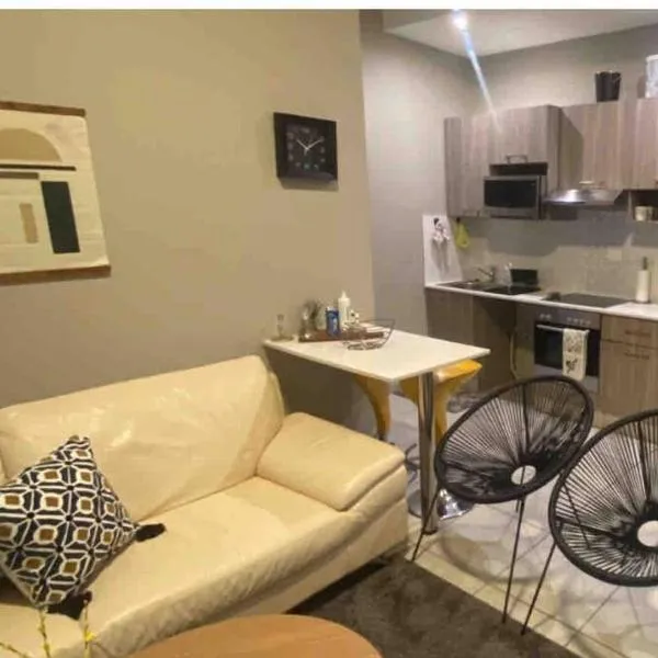 Stylish Dante’s 1-bedroom condo free Wifi & Cinema，位于约翰内斯堡的酒店