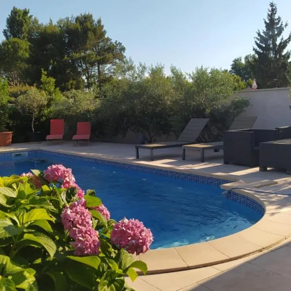 Gite chaleureux pour deux avec jacuzzi ou piscine selon dates，位于格拉沃松的酒店