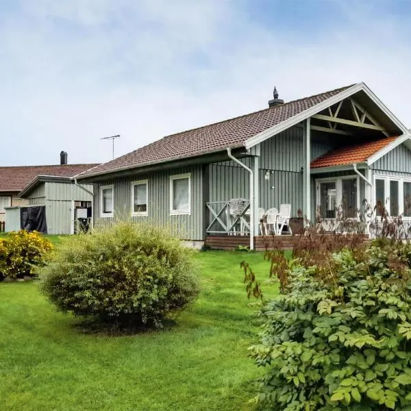 Nice Home In Ljungby With Wifi，位于永比的酒店
