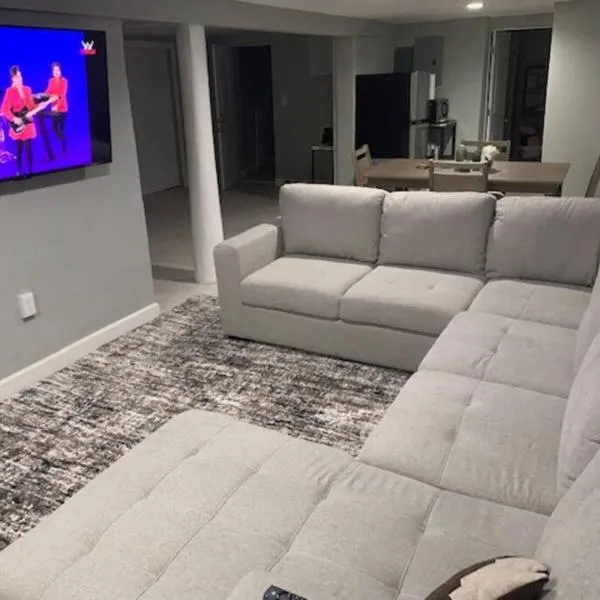 Stylish Basement Studio in Central El Paso - Very spacious，位于埃尔帕索的酒店