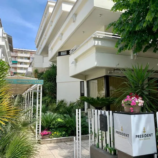 Hotel President - Vintage Hotel in centro，位于SantʼAndrea in Casale的酒店