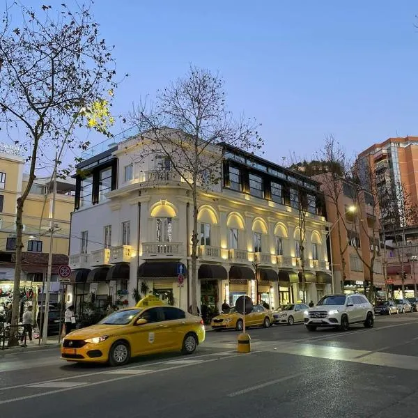 The Crown Boutique Hotel & SPA，位于地拉那的酒店