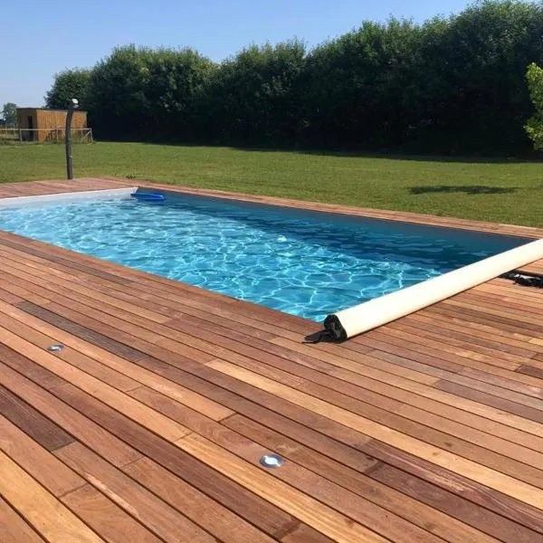 Logement neuf avec jardin privé 4 couchages et Jacuzzi Piscine en option，位于Les Iffs的酒店