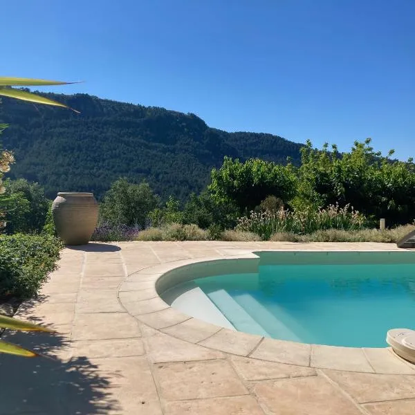 Villa Câline chambres d'hôtes，位于Vesseaux的酒店