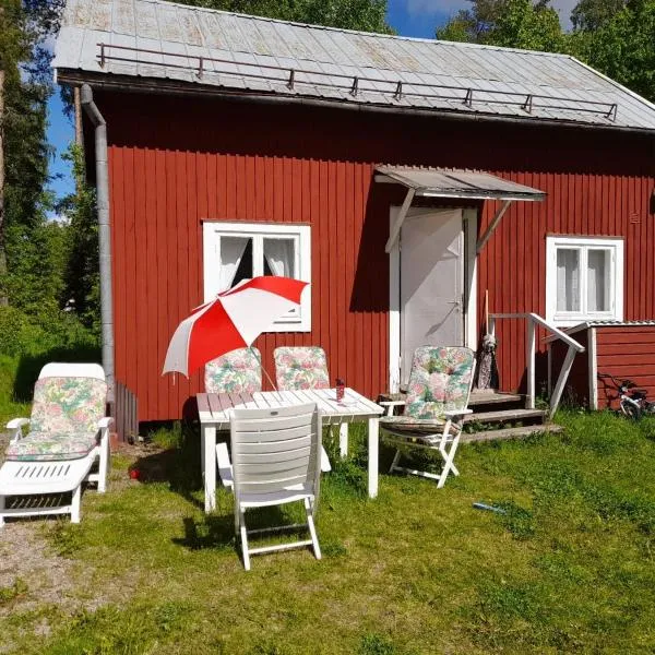 Summer bedroom, outside toilet, shower, kitchen. 120 m from Sandbach.，位于Gällö的酒店