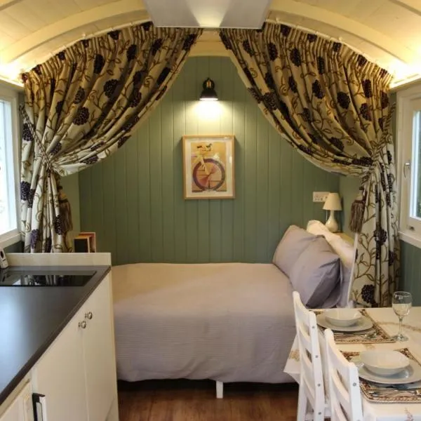 The Kestrel Shepherd Hut, Whitehouse Farm，位于斯托马基特的酒店