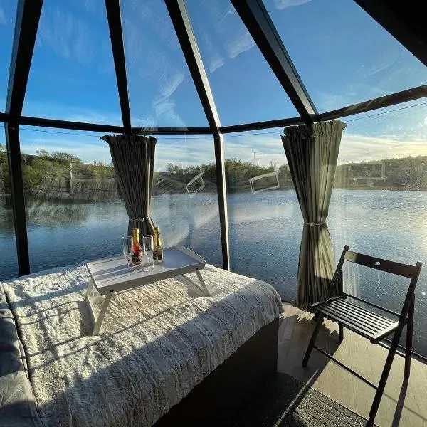Aurora Hut - luksusmajoitus iglu tunturilammella Pohjois-Lapissa Nuorgamissa，位于Nuorgam的酒店