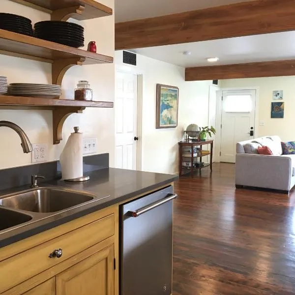 Adorable Home on the Park 10 Miles South of Eugene，位于克雷斯韦尔的酒店