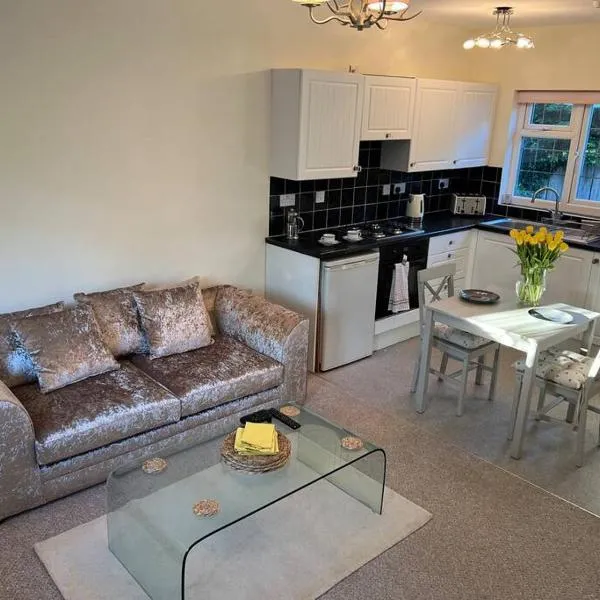 Self contained, spacious annex with private drive.，位于Kent的酒店