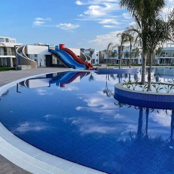 Luxury 2-bedroom condo with a private rooftop area，位于Ayios Efstathios的酒店