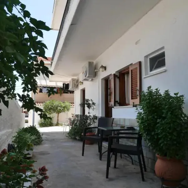 Chrysoula’s Convenient Triple Room with Yard，位于莫奈姆瓦夏的酒店