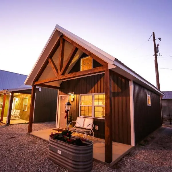 Knotty Squirrel Cabins，位于Timbo的酒店