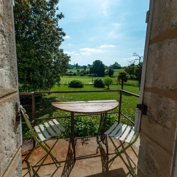 Suite campagnarde de 40 m2 avec vue sur les vignes au Château Camponac，位于Bourg-sur-Gironde的酒店