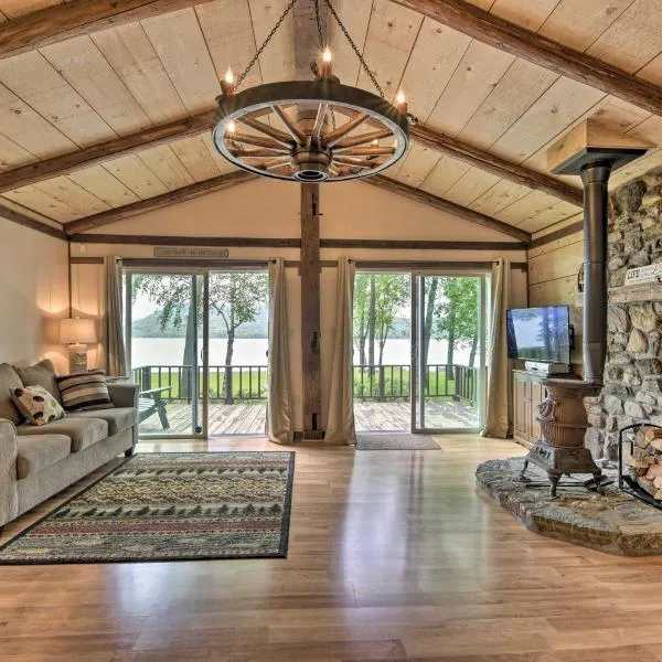 Cozy Lake Champlain Cottage w/ Beautiful View，位于Shoreham的酒店