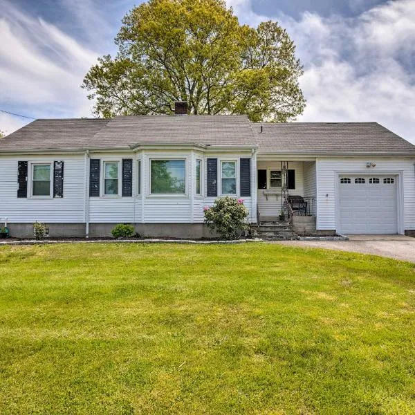 Cozy Middletown Home Near Beaches and Newport!，位于布里斯托尔的酒店