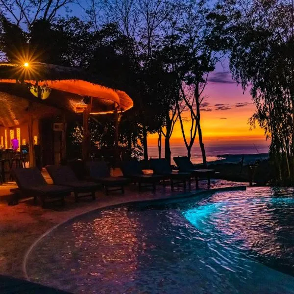 Selva Armonia Immersive Jungle Resort，位于Tortugal的酒店
