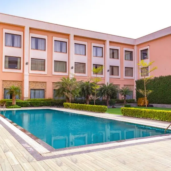 提沃里格兰德度假酒店，位于Bāghpat的酒店