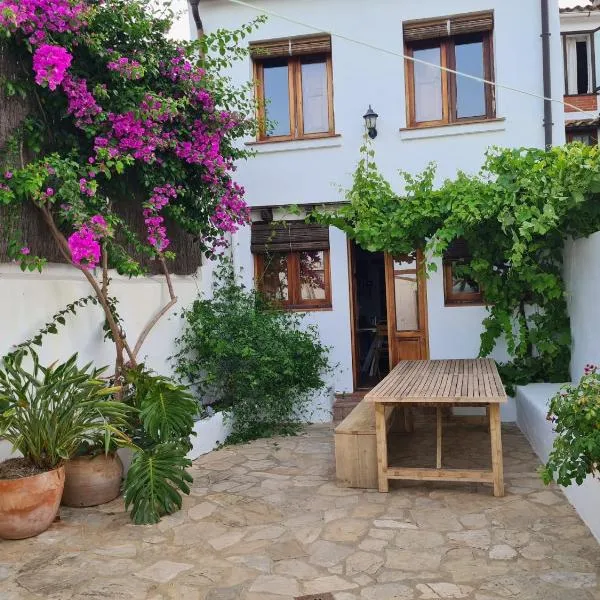 Preciosa casa de pueblo con vistas y patio，位于希梅纳德拉夫龙特拉的酒店