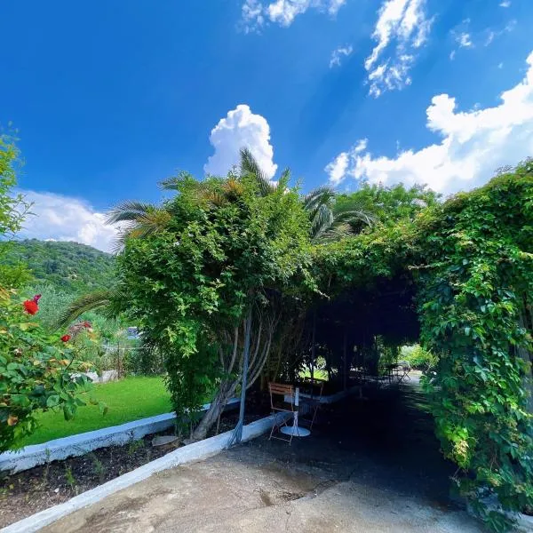 Garden Villa Naza，位于Piqeras的酒店