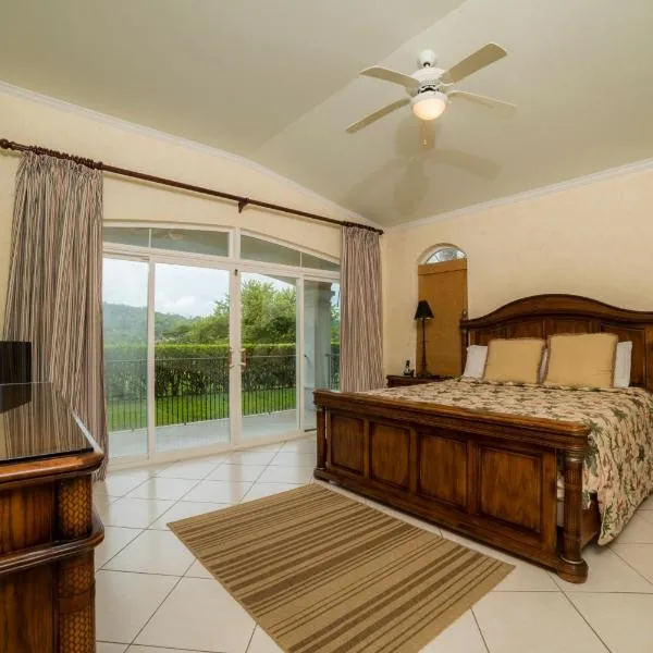 Los Suenos Resort Colina 5E two bedroom by Stay in CR，位于雅科的酒店