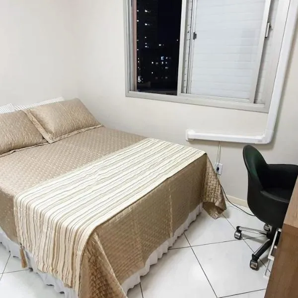 QUARTO TOP no CENTR0 com Cama Box de casal - acomoda até 2 pessoas - Home Office - WIFI - Smart TV com Apps Youtube - Cozinha - banheiro - Sala de Estar - Apto compartilhado com Anfitriões experientes em hospedar - Superhost no BnB 5 estrelas，位于克里西玛的酒店