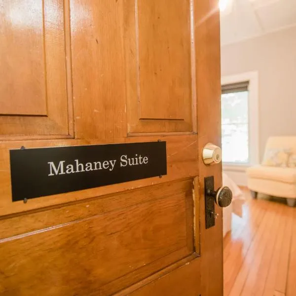 Mahaney Suite BW Boutique Hotel，位于East Jordan的酒店