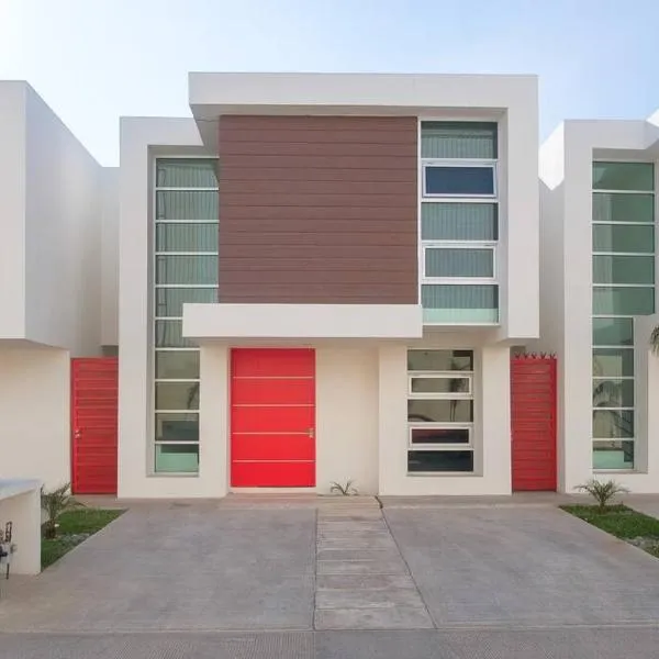 Casa moderna y elegante en el corazón de Ensenada!，位于恩塞纳达港的酒店