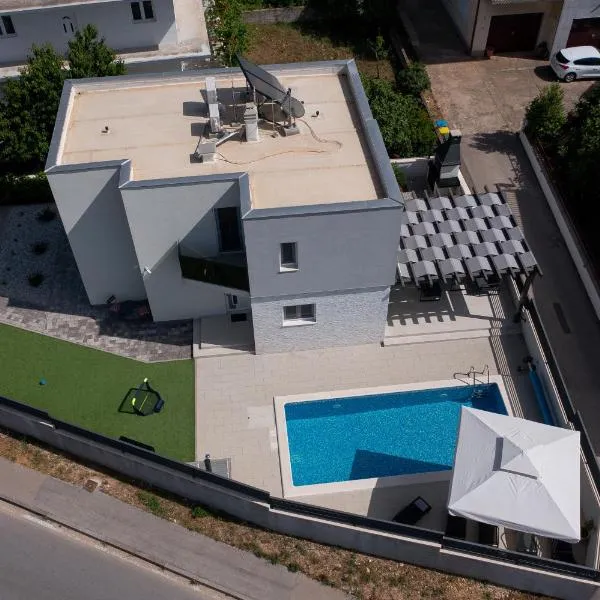 Villa Lumaka Sun - Amazing Home In Brodarica with 4 Bedrooms, Wifi, Outdoor Swimming Pool and Heated Swimming Pool，位于兹拉林的酒店