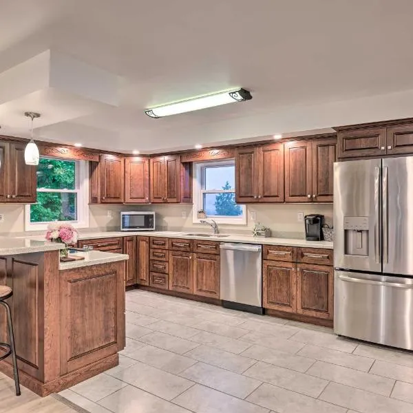 Cozy Seneca Falls Home Close to Cayuga Wine Trail!，位于塞尼卡福尔斯的酒店
