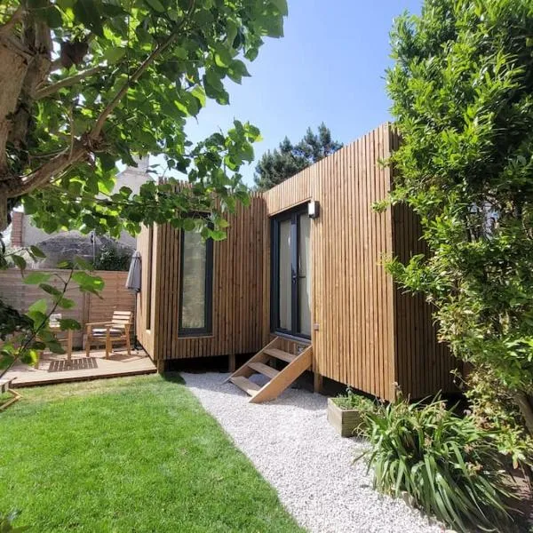 "La cabane du sentier", logement original en bois et sur pilotis avec beau jardin et très proche de la mer，位于桑加特的酒店