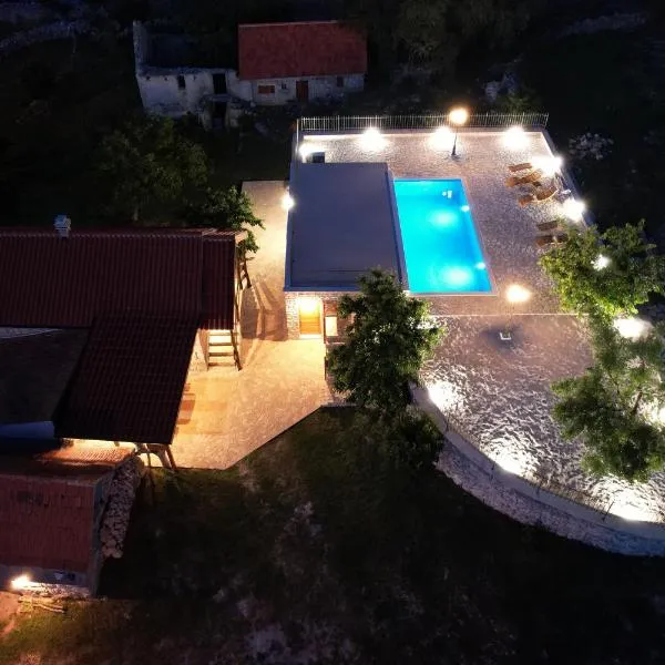 Patakun holiday home for 5, with heated pool，位于Lećevica的酒店