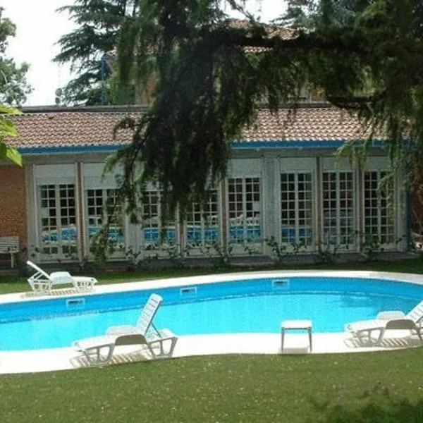 公园酒店，位于Vezzano sul Crostolo的酒店
