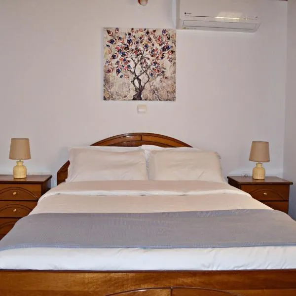 Cozy cottage with garden and olive grove of 5 acr，位于Mavráta的酒店