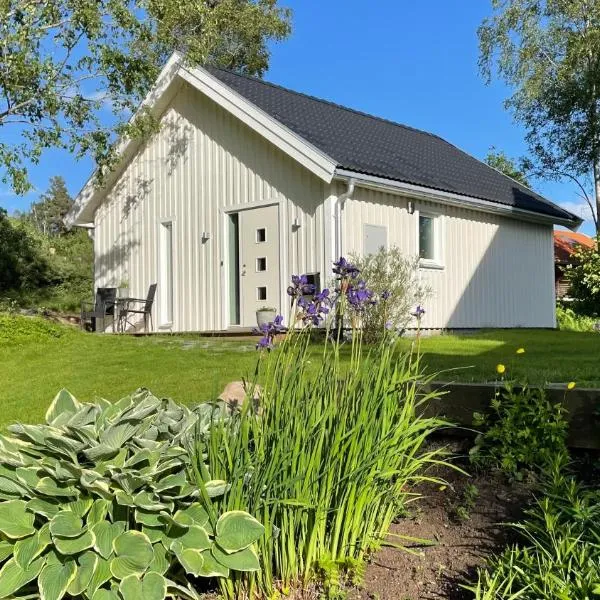 Floda, Minihus på 62m2 för plats för 4 vuxna och 2 barn，位于Stenkullen的酒店