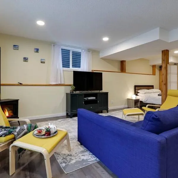 Adorable private suite with indoor fire place，位于Redwood Meadows的酒店