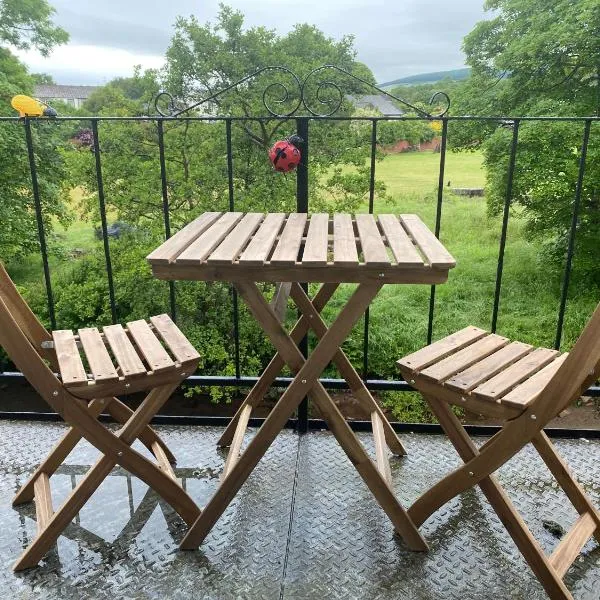 Riverbank Cottage Lake District Double Balcony，位于Egremont的酒店