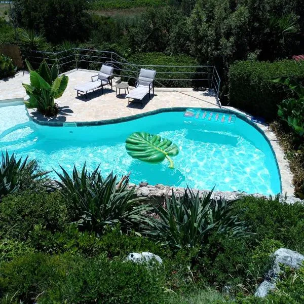 Relax tiny villas 40 meters of the beach，位于洛维什特的酒店