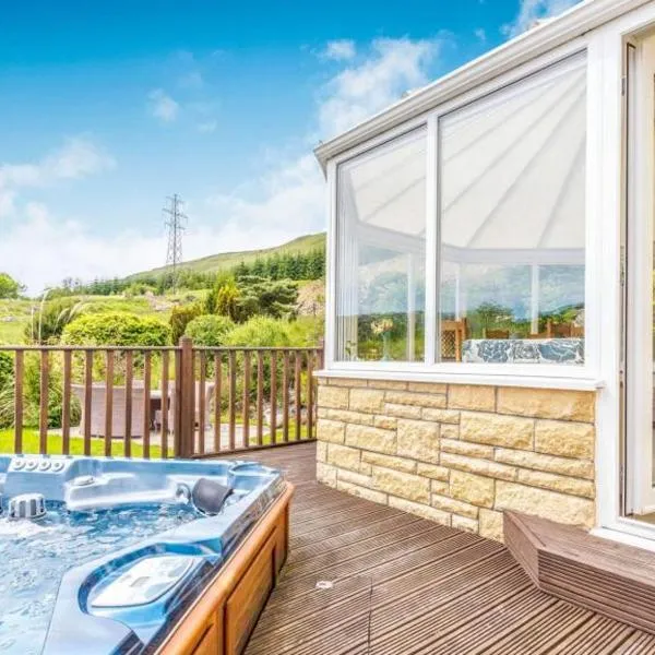 3 Bedroom luxury home, hot tub, stunning views of Killin, sitting on the River Dochart，位于基林的酒店