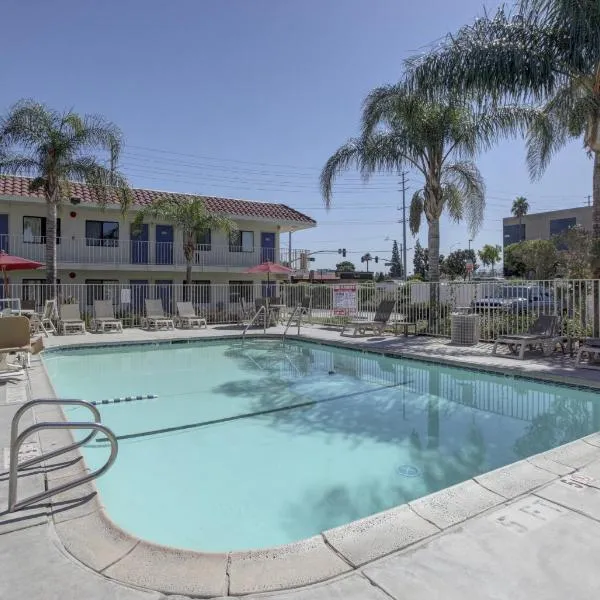 科罗娜6号汽车旅馆，位于科罗娜的酒店