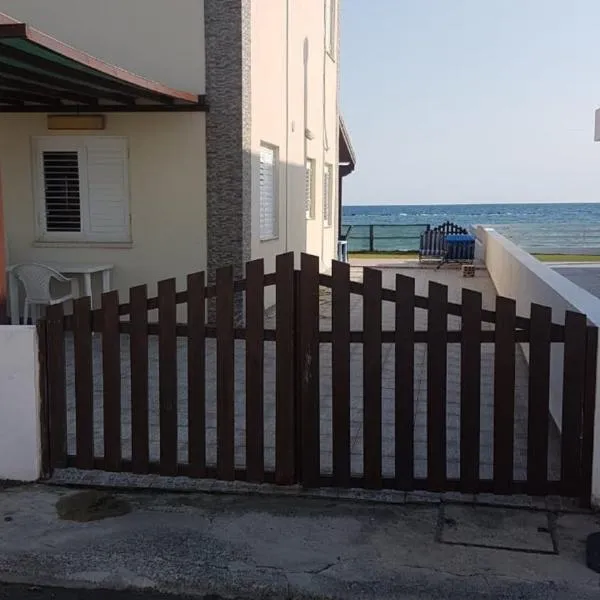 Panorama Beach House, 5 meters to the sea，位于马佐托斯的酒店