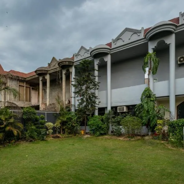 De Manora Homes - Unpretentious hotel with a garden , posh area Ranjit Avenue，位于Sri Guru Ram Dass Jee International Airport的酒店