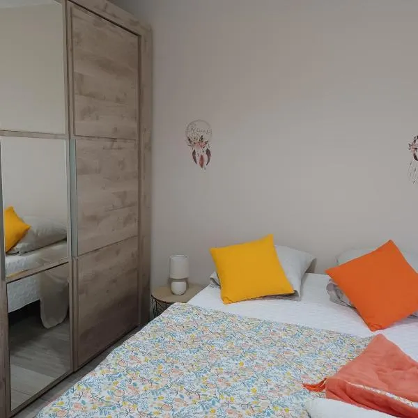 APPARTEMENT, LA ROUTE DES GRANDES ALPES , 8 couchages, GARAGE pour motards, cyclistes, POSSIBILITÉ de studios supplémentaires, si plus de 8 personnes，位于Fourneaux的酒店