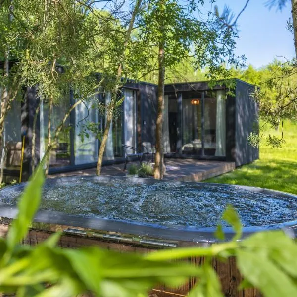 Modern and specious riverside cabin with hot tub，位于Bačkonys的酒店