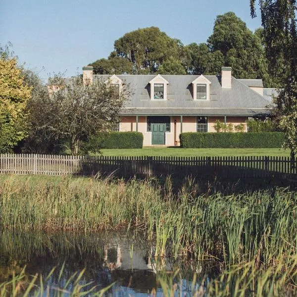 CLAYFIELD HOMESTEAD - rustic country accommodation，位于Bishopsbourne的酒店