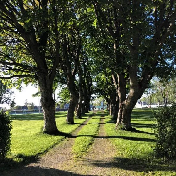 Sjarmerende hus med veldig stort uteareal.，位于Lysesund的酒店