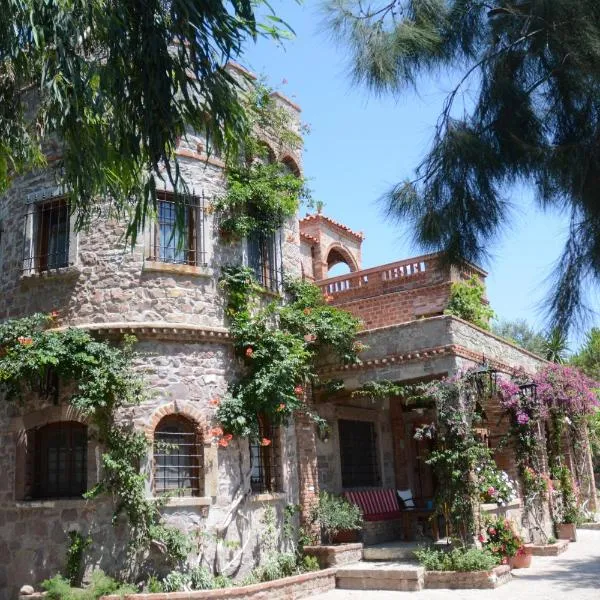 Lesvos Tower House Komninos，位于斯卡拉埃雷索的酒店