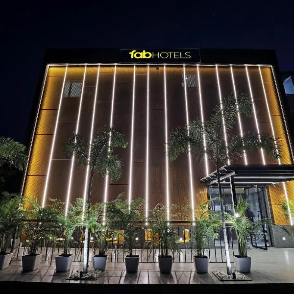 FabHotel Yellow Courtyard，位于博帕尔的酒店