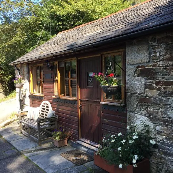 Romantic, secluded cottage in Cardinham Woods, Cornwall，位于Cardinham的酒店
